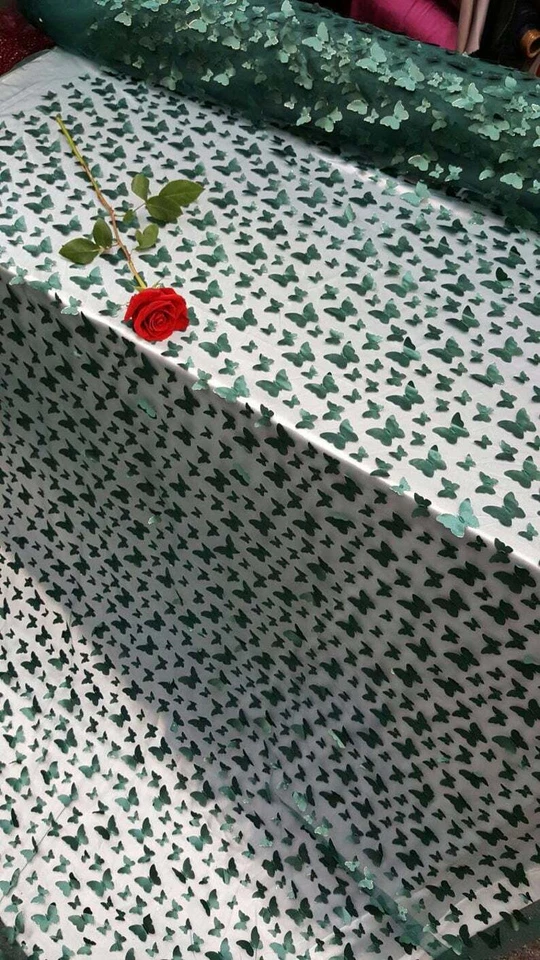 Vestido Quin de renda verde esmeralda borboletas em tecido de formatura de malha vendido por jarda - Imagem 1 de 4