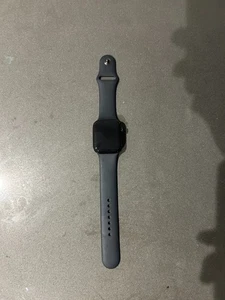 Apple Watch SE 44mm Space Grau Aluminiumgehäuse mit Schwarz Sportarmband - Regular... - Bild 1 von 3