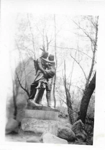 ESTATUA DE HIAWATHA Y MINNEHAHA FOTO DE COLECCIÓN J Fjelde MN - Imagen 1 de 1
