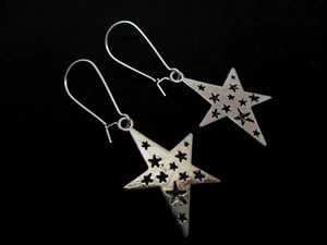 A PAIR OF STAR THEMED EARRINGS ON SILVER PLATED KIDNEY EAR WIRES. NEW. - Picture 1 of 1