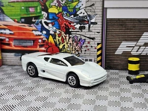 1995 Hot Wheels Pearl Driver Series Jaguar XJ220 White w/ Chrome 5 spokes wheels - Picture 1 of 7
