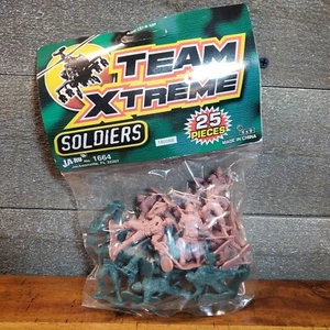 Team Xtreme Soliders Plastic Army Men 25 Pieces Green and Red Ja-Ru No. 1664 - Picture 1 of 4