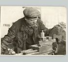 RUSSE machiniste répare une pièce de voiture de tramway industrielle début 20ème siècle photo de presse