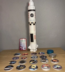 Apollo 13 Pog Milk Cap Collector's Case 1995 Hardee's 15" Saturn V Space Rocket - Bild 1 von 12
