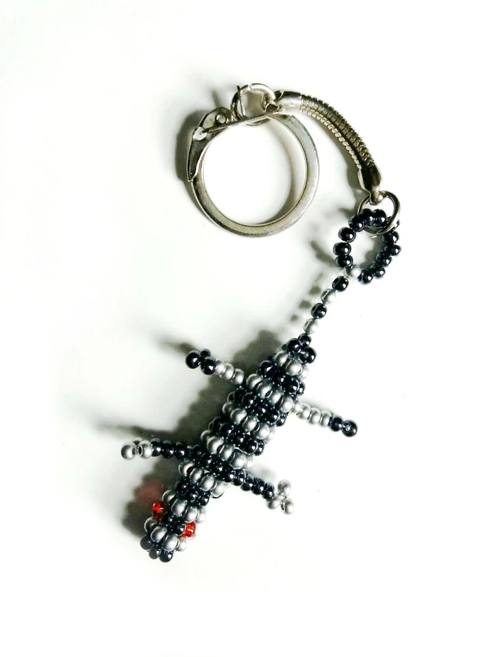 Llavero Gecko Hecho a Mano a Rayas con Cuentas. Gecko Gris y Plata, Lindo Lagarto Foto 1 de 1