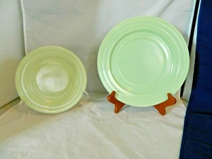 HAZEL ATLAS MODERNTONE PLATONITE PASTEL GREEN PLATES, 2 APPROX. 9" & 7" SIZE - Picture 1 of 12