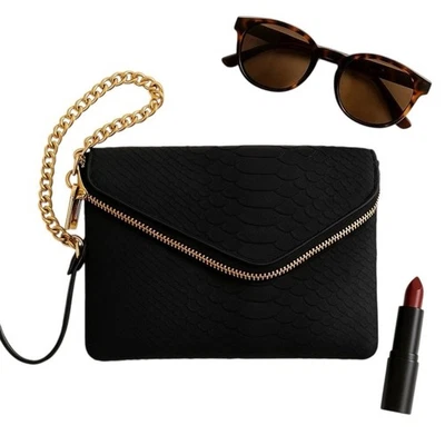 Bolso sin asas Henri Bendel de cuero negro en relieve cadena dorada 7x5 raro usado en excelente estado Foto 1 de 4