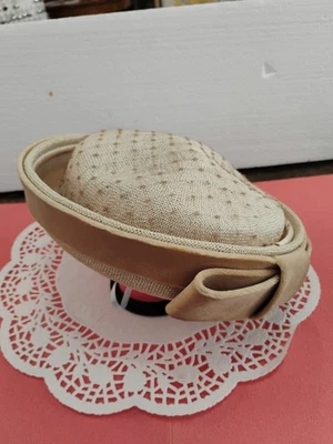 Sombrero vintage crema para damas con tul punteado y cinta/arco de terciopelo sin marca Foto 1 de 4