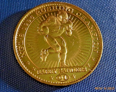 罕见! 1996-97 Pinnacle QB Club 完好 Barry Sanders 青铜 #01 特大硬币 — 第 1/4 张图片