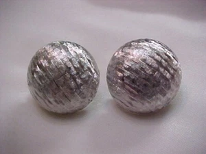 Vintage Monet runde strukturierte Ohrclips silberfarben signiert Monet Patd. - Bild 1 von 7