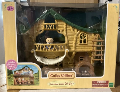Calico Critters Lakeside Lodge Set de Regalo CF1884 NUEVO Foto 1 de 4