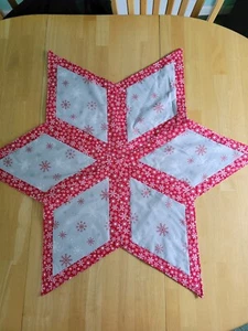 Tischläufer, Sternform, rot, grau und weiß mit Schneeflocken 42" - Bild 1 von 3