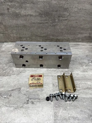 Bloco coletor hidráulico Dayton 1A766 três válvulas D02, novo - Imagem 1 de 4