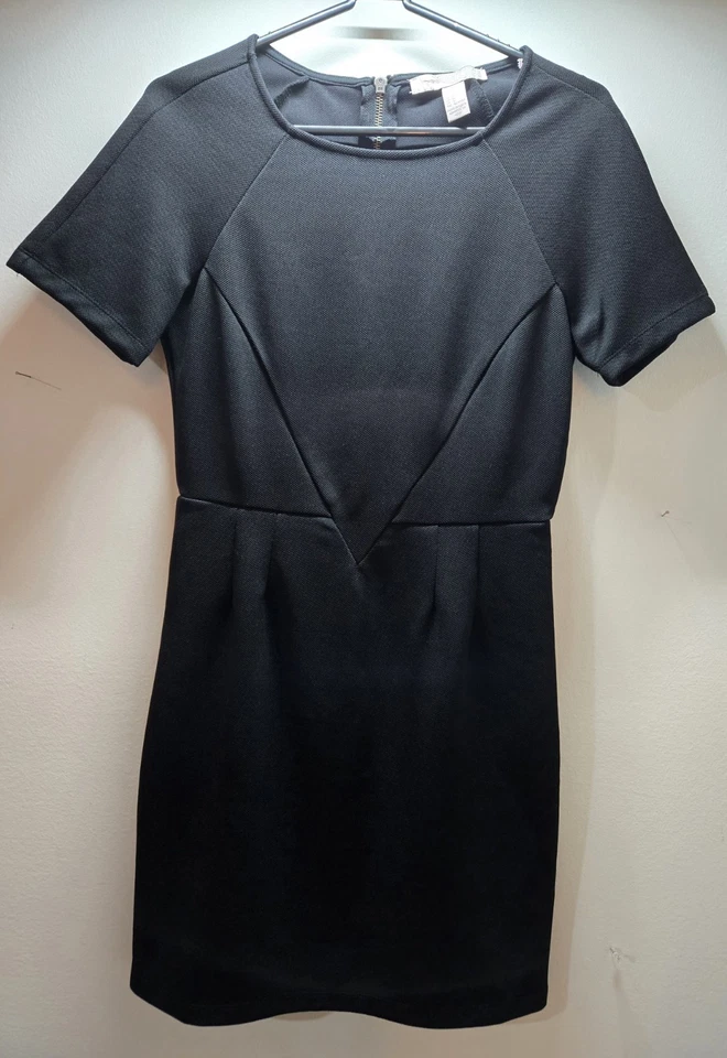 Vestido negro pequeño ligeramente usado para mujer talla mediana con cremallera trasera Foto 1 de 1
