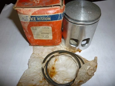 JUEGO DE PISTONES YAMAHA RD200, 52,25 mm, +0,25 mm TAMAÑO SUPERIOR, 1974-76, ANILLO SUPERIOR DIQUE Foto 1 de 4