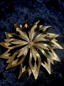 Spilla vintage Monet tono oro con fiori testurizzati GRANDE 2,25 in astratto - Foto 1 di 7