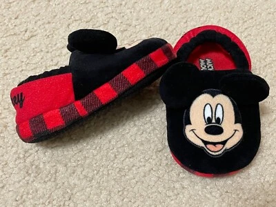 Zapatillas acogedoras de felpa a cuadros rojas negras de Mickey Mouse de Disney talla 7/8 Foto 1 de 4