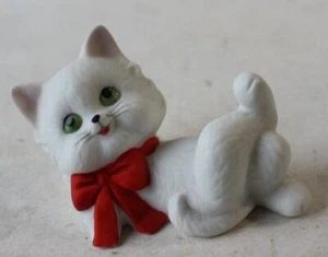 Cat Kitten Figurine Lying Down White Cat Green Eyes Red Bow Lefton Ceramic Cat - - Bild 1 von 1