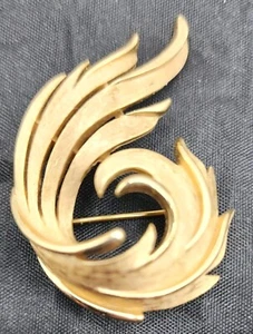 De colección. PIN BROCHE RIZADOR PLUMADO TONO DORADO CEPILLADO CORONA TRIFARI 2" - Imagen 1 de 4