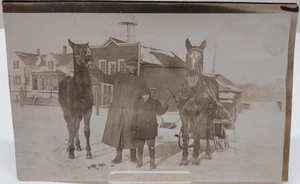 MANN - JUNGE - 2 PFERDE - SCHLITTEN - Echtfoto - POSTKARTE - Angebot #8126 - Bild 1 von 9