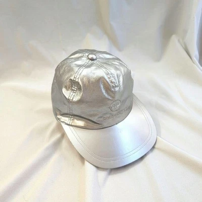 [Courrèges] Raro berretto space age ricamato con logo anni 90 argento - Immagine 1 di 4