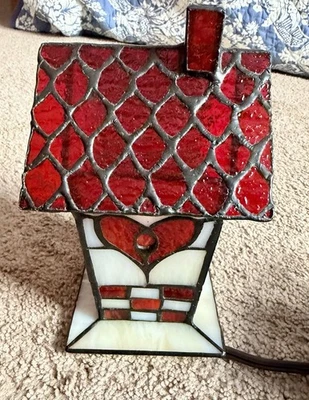 蒂芙尼风格心形彩色玻璃鸟屋 2007 台灯 8 英寸状况良好! — 第 1/4 张图片