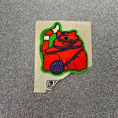 Pegatina de tendencia vintage “Orange Kitty Cat Yarn Ball” mate rasguño-n-olfateo años 80 Foto 1 de 3