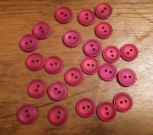 25 VINTAGE RED SATIN FINISH ROUND PLASTIC BUTTONS FREE SHIPPING - Picture 1 of 2