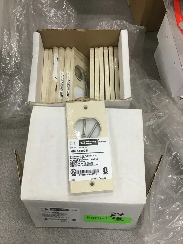 HUBBELL HBLST302SI STANDARD DUPLEX PLATE SKREWIN IVORY - Image 1 of 1