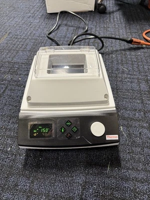 Baño seco de refrigeración digital Thermo Fisher Scientific con control de temperatura programable Foto 1 de 4