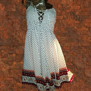 Mini abito bianco bohemien stringato estivo senza maniche smocked casual medio - Foto 1 di 5