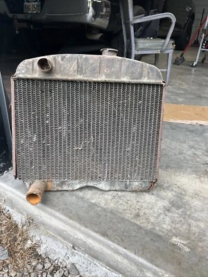 Radiador Willys Wagon original años 60 Foto 1 de 3