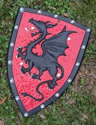 Escudo rojo dragón negro medieval de espuma de poliuretano Foto 1 de 2