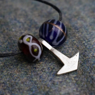 Colgante Martillo de Thor Reptón Vikingo con Cuentas de Vidrio Cordón Collar Estaño Asgard Foto 1 de 3