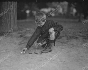 Ragazzo vintage con soldatini giocattolo anni 1910 8x10 ristampa di vecchia foto - Foto 1 di 1