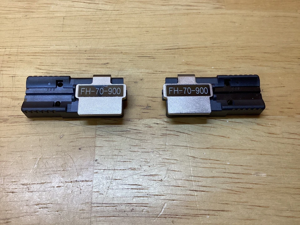 Fujikura FH-70-900 Pair Of 900um Fiber Holders