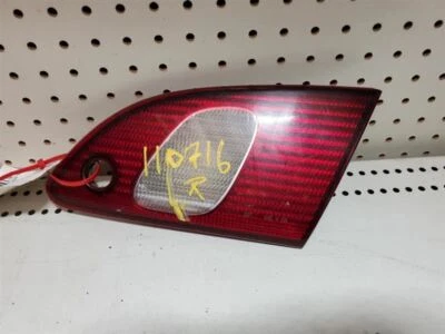 98-00, Toyota Corolla, правосторонний задний фонарь с креплением на крышку багажника, PN- 81670-02010, сломан - Изображение 1 из 4