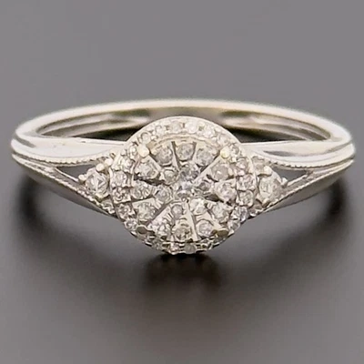 Anillo con racimo de diamantes de 0,15 quilates de oro blanco de 9 quilates talla K con sello Foto 1 de 4