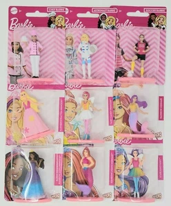 Mini figuras coleccionables de Barbie tapas de pastel hada princesa sirena chef de fútbol - Imagen 1 de 50