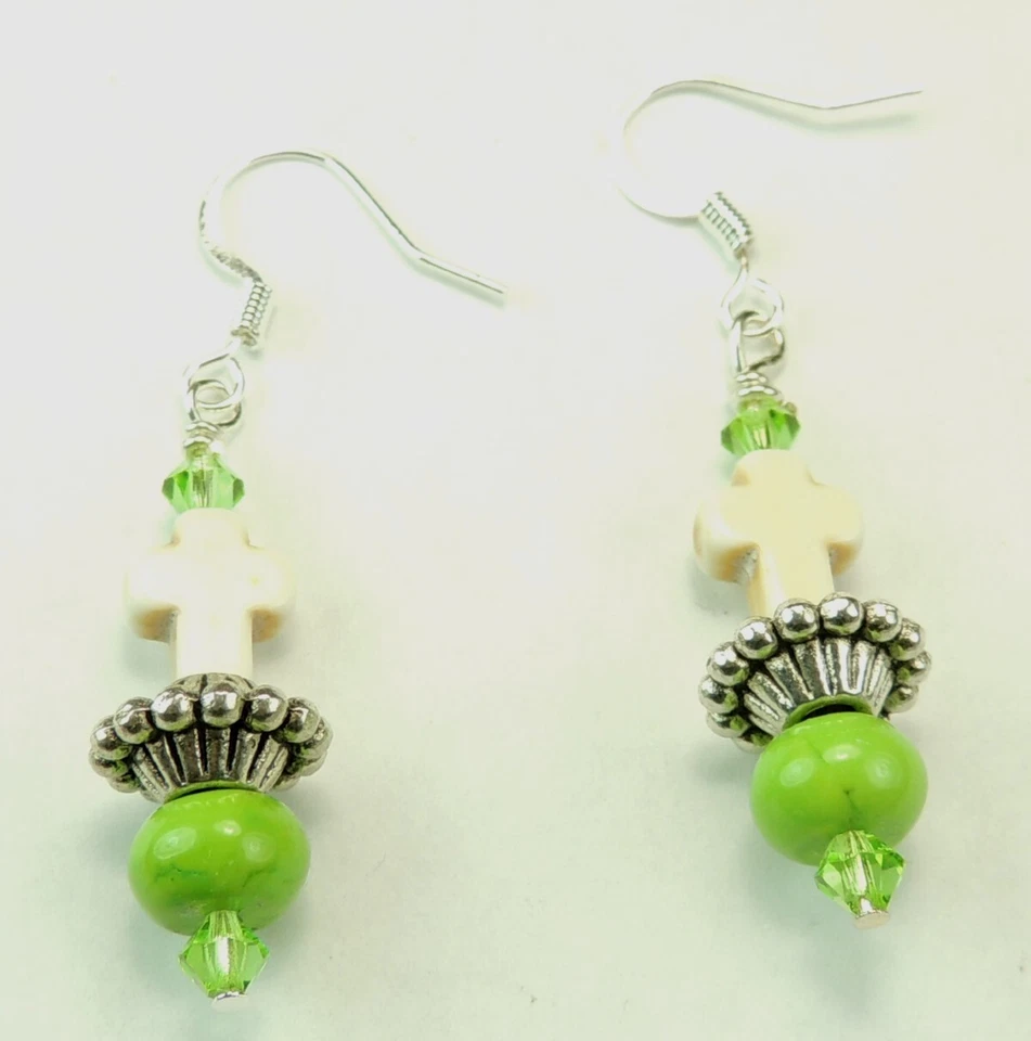 Pendientes Cruz Howlita Blanca Howlita Verde Joyería Hecha a Mano Foto 1 de 1