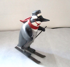 Weihnachts -Winter Deko PINGUIN  a Ski Resin Metal grau rot H 19 cm B 9 cm