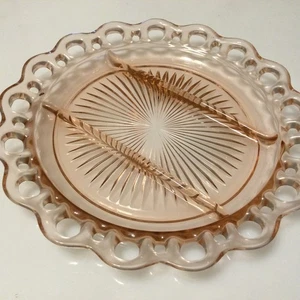 Placa dividida de vidrio rosa de la depresión ancla en cuclillas encaje abierto colonia antigua vintage - Imagen 1 de 4