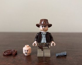 LEGO Indiana Jones Minifigure Two Expressions 7628 7627 iaj001 -Whip & Gun Bonus