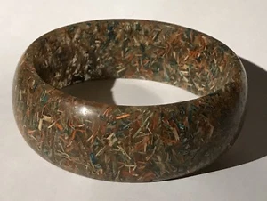 WIDE VINTAGE MULTI-COLOR CONFETTI LUCITE BANGLE BRACELET - Picture 1 of 7