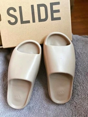 [ENVÍO GRATUITO] Sandalias Adidas Yeezy Slide Bone | Talla 11 Foto 1 de 4