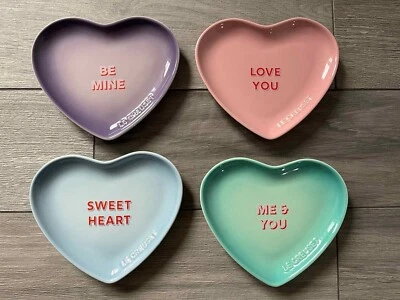 LE CREUSET JUEGO DE 4 PLATOS DE CONVERSACIÓN DE CORAZÓN, PÚRPURA, ROSA, AZUL, VERDE, NUEVO EN CAJA Foto 1 de 4
