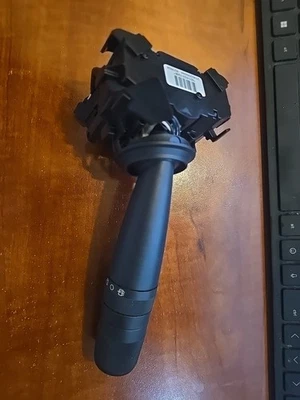 2006-2008 Jeep Commander 2005-2007 Jeep Grand Cherokee OEM Windshield Wiper... - Image 1 of 4