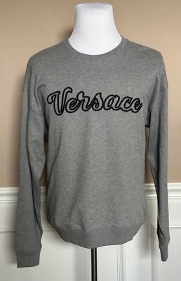 Sudadera Versace Bordada Para Hombre Manga Larga Polar Gris L 1014426 NUEVA CON ETIQUETAS $750 Foto 1 de 4