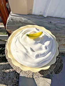 De colección Bell Ceramics 1976 Banana Cream Pie Soporte/Guardián 2 Piezas Firmado Batido Top - Imagen 1 de 14