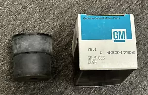 1973-79 JUEGO DE COJINES DE MONTAJE CORPORAL CORVETTE 33756 NUEVO DE LOTE ANTIGUO/NUEVO - MONTAJE DE 2 PIEZAS PERFECTO - Imagen 1 de 2